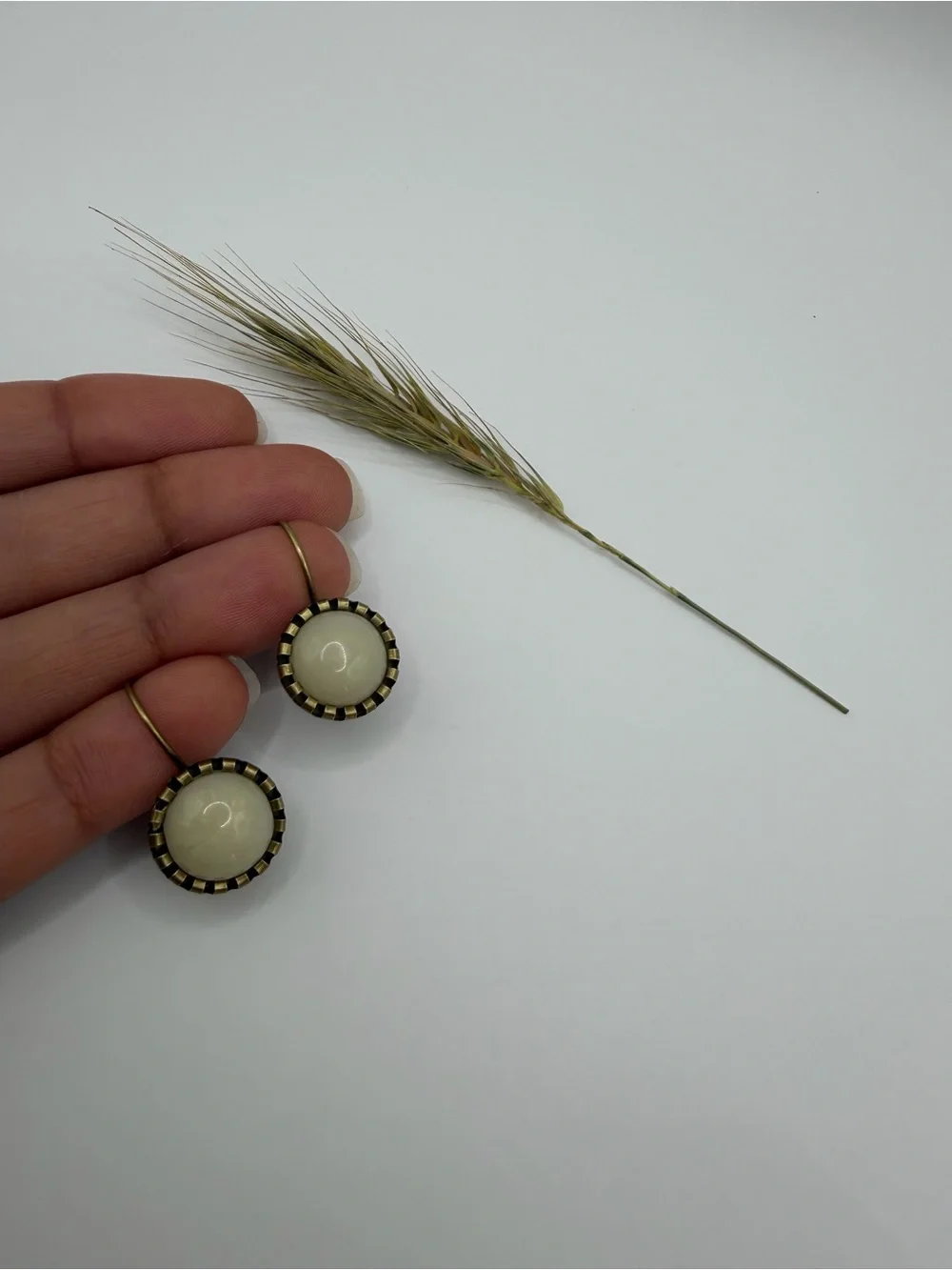 Vintage-Style cream Glass resin Drop Earrings